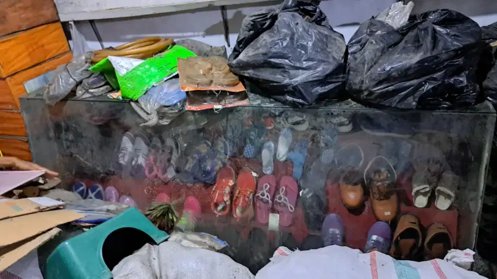 Etalase untuk konter hp