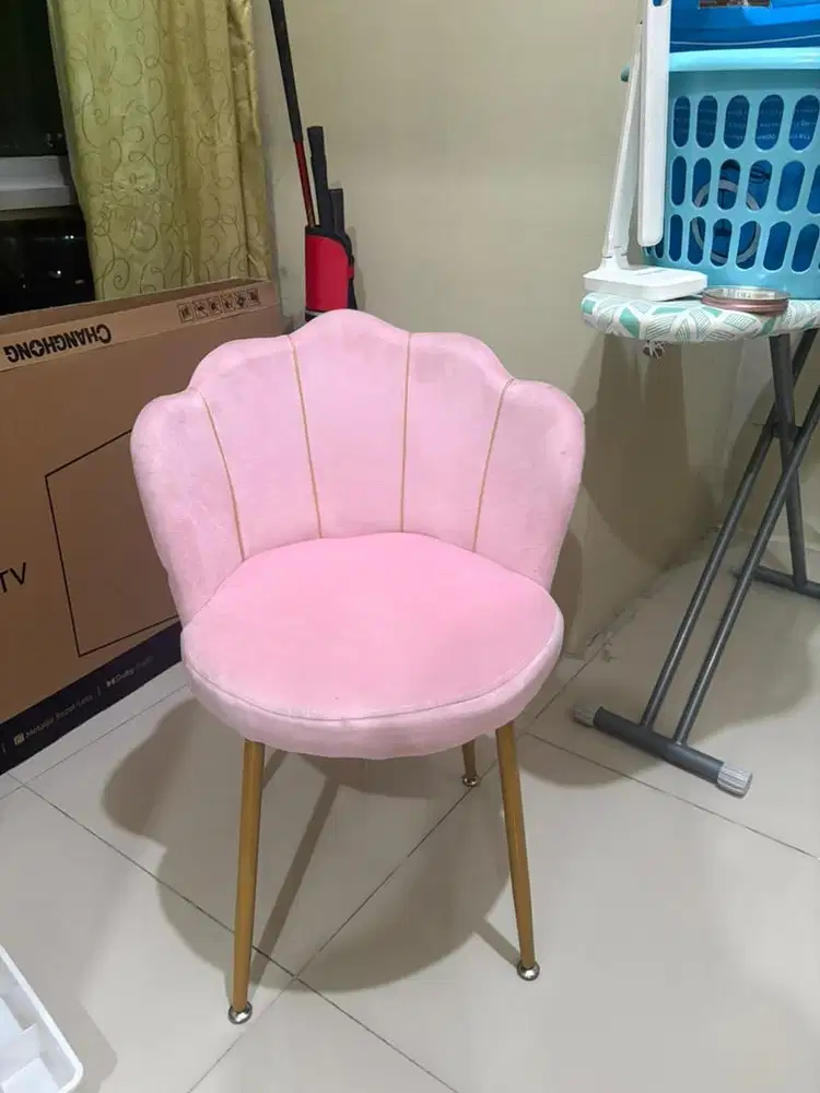 Kursi warna pink kondisi bagus