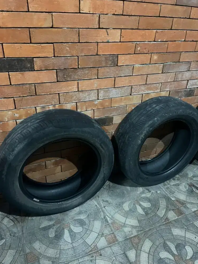 Dijual cepat ban bekas mobil rush.