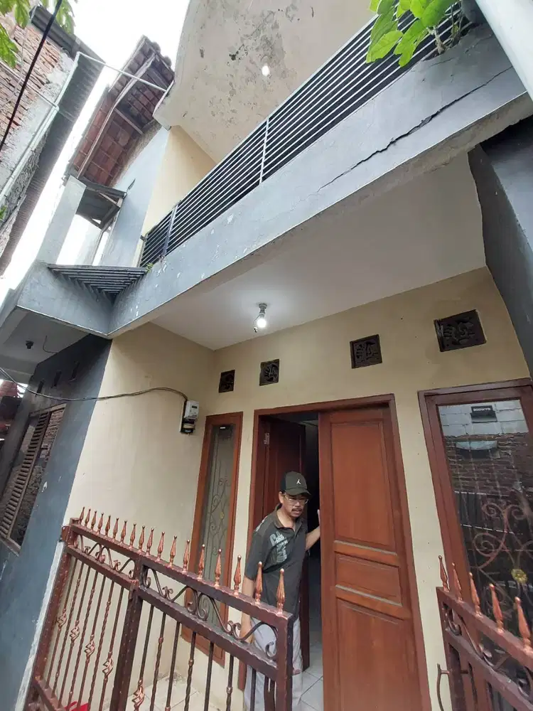 Dijual cepat rumah pribadi 2 lantai, harga bisa nego sampai cocok.