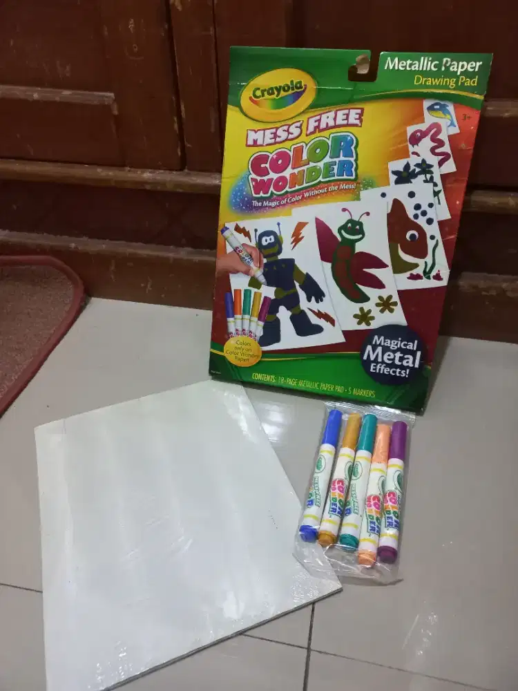 Spidol dan kertas efek berkilau metalik,Crayola color wonder metallic.