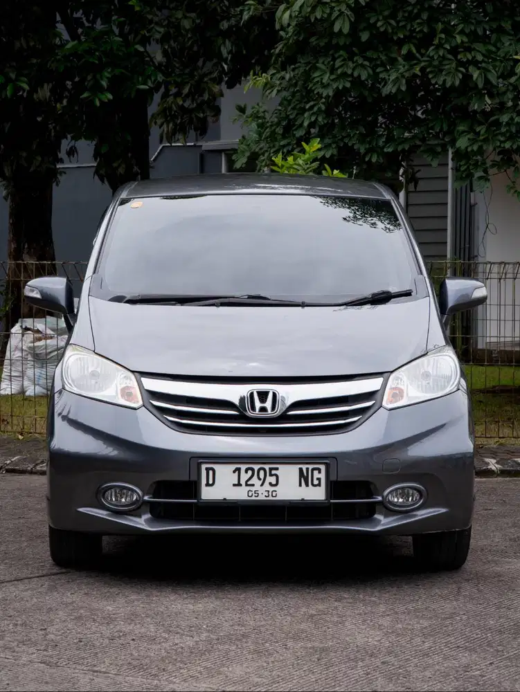Honda Freed PSD at 2013 grey