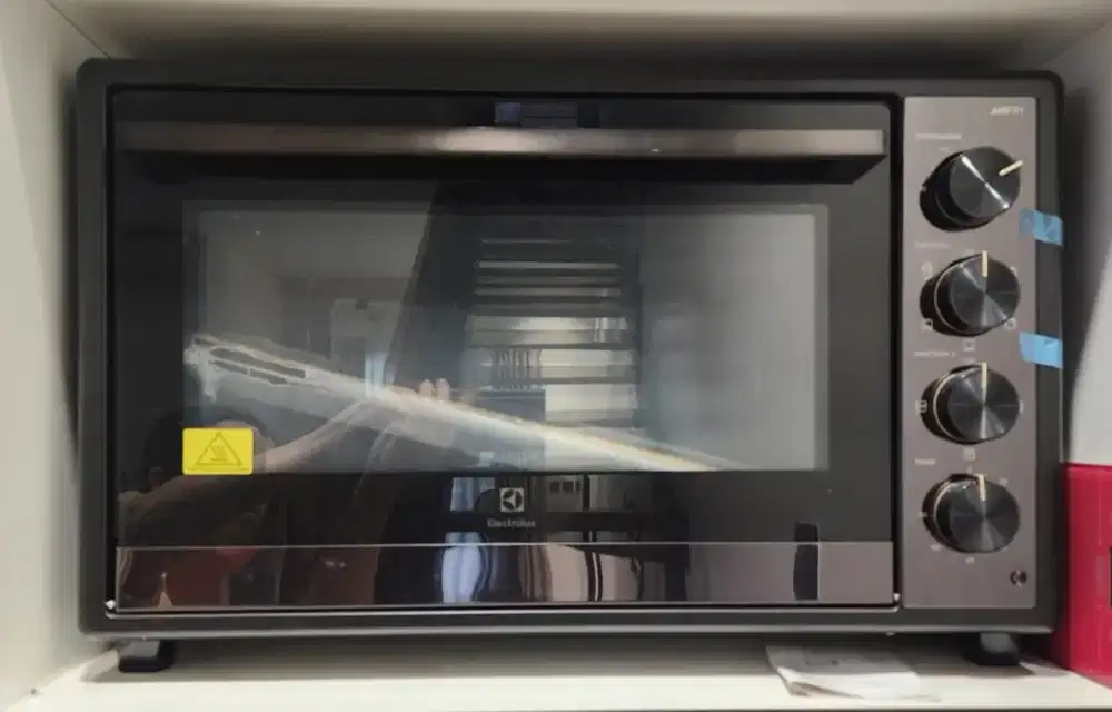 Oven listrik 4 in 1 elexlctrolux tipe EOT7024XFG, 99% seperti baru