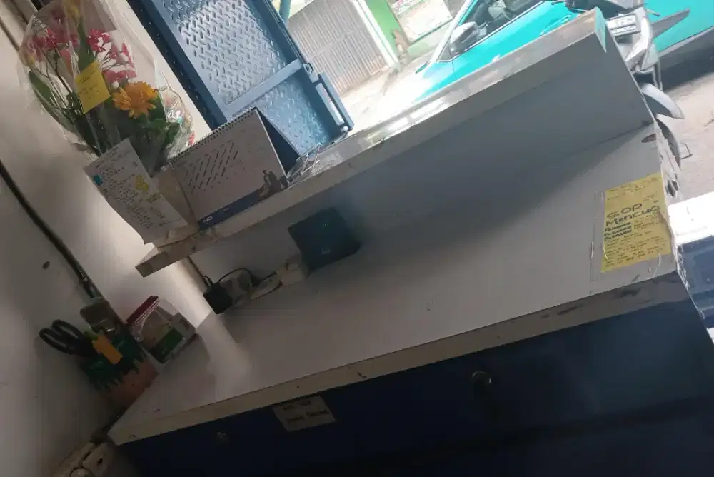 Staff Pegawai di Laundry