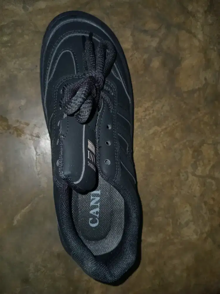 Sepatu Sekolah Hitam Sneakers Kasual Kondisi Mulus Like New