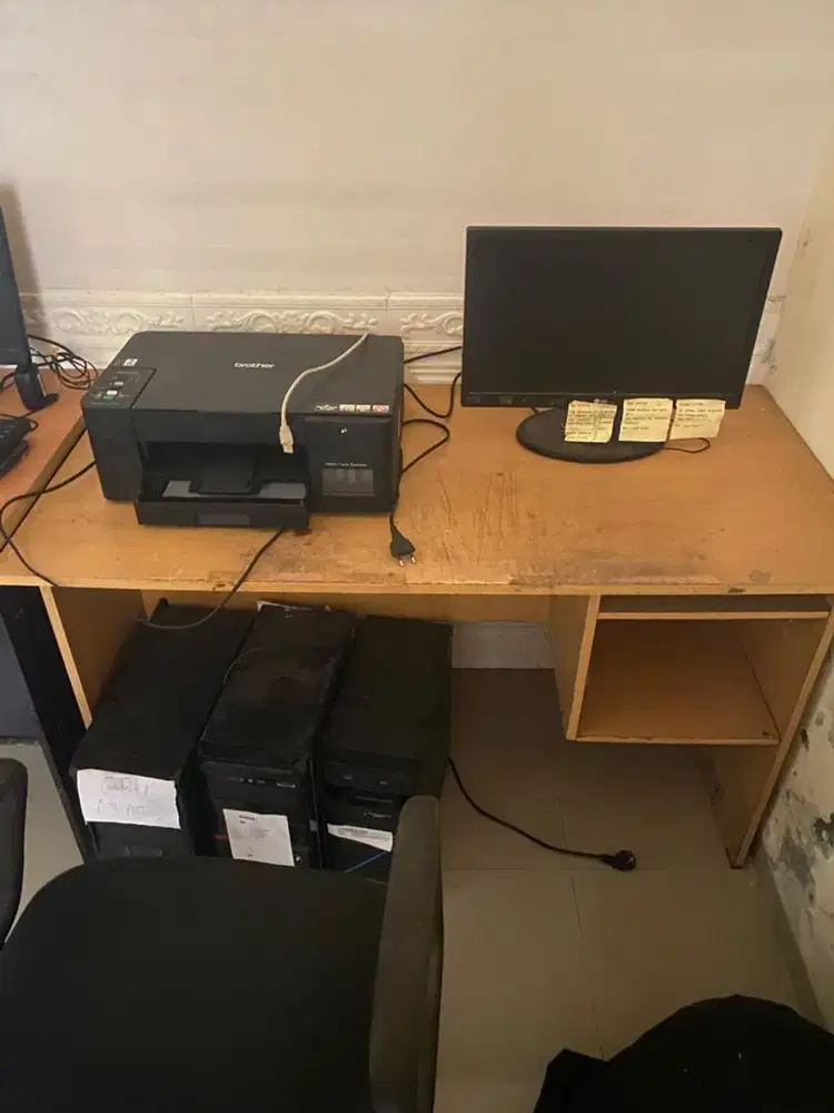 Satu set komputer dan meja