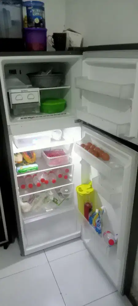 Kulkas LG 2 pintu Dingin Beku Bisa buat Es batu