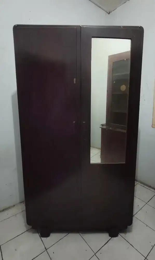 Lemari jati solid - kokoh dan berat