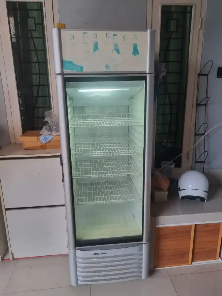 Jual showcase Modena