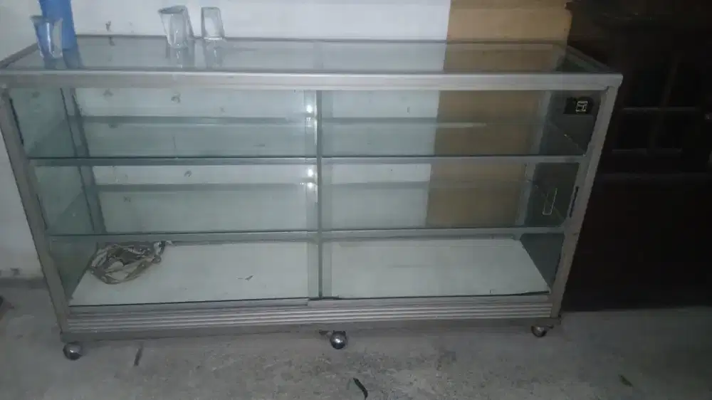 Etalase kaca bekas