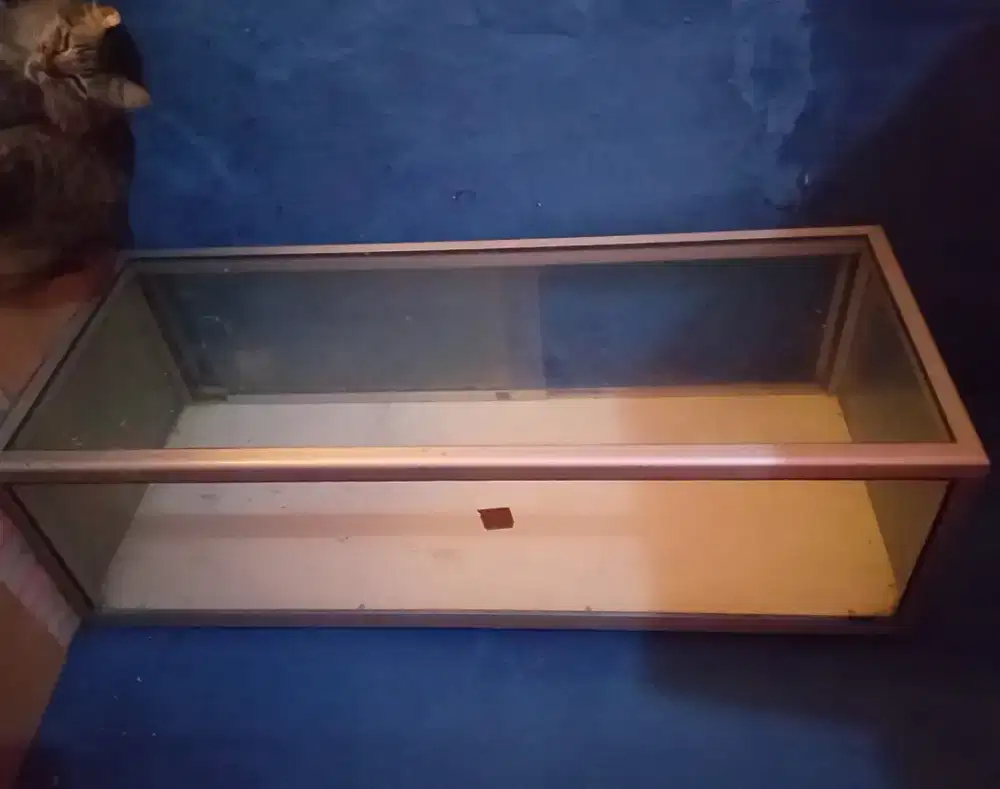 Etalase kaca alumunium