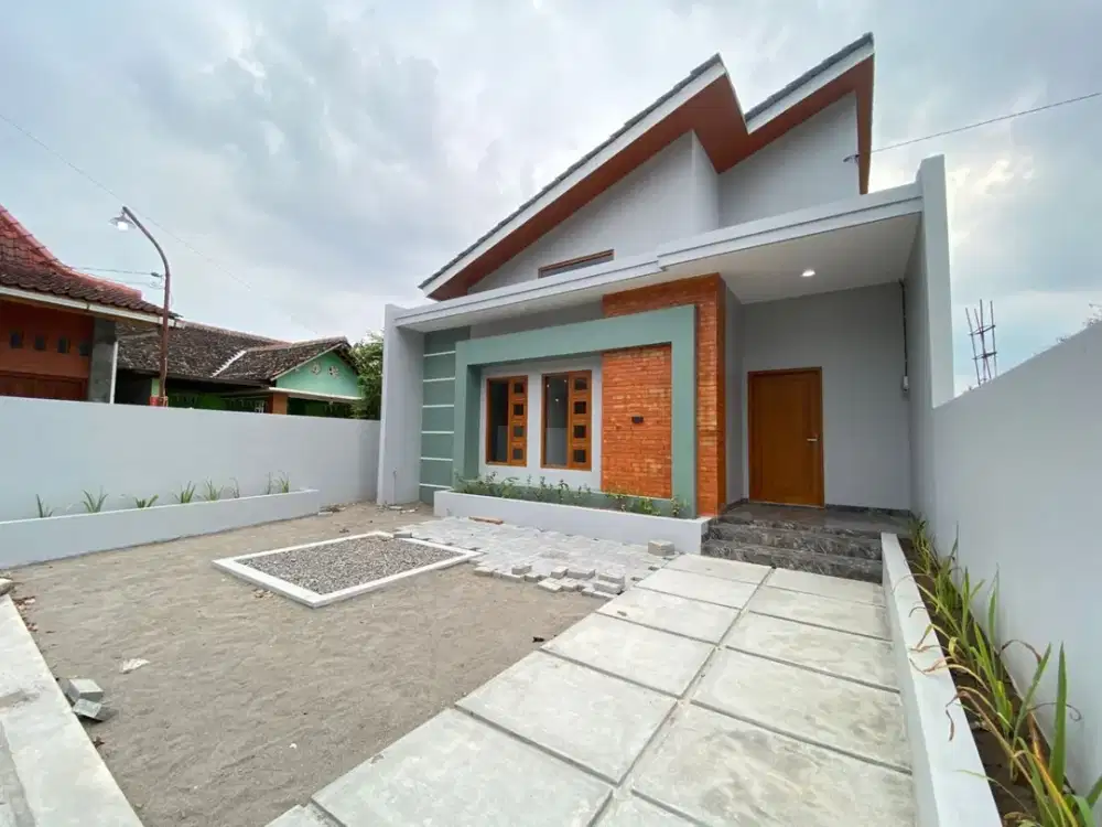 Hunian Keluarga Hanya 4 Menit Dari Candi Prambanan Carport Luas & Lega