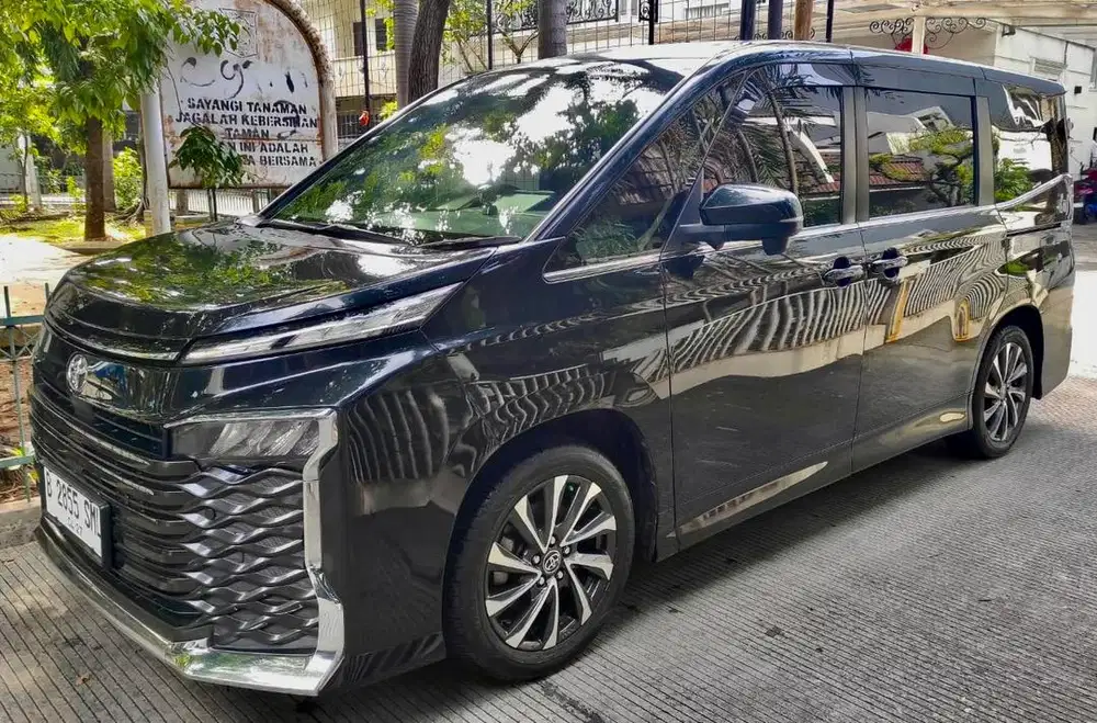 Toyota voxy hitam 2022 mulus