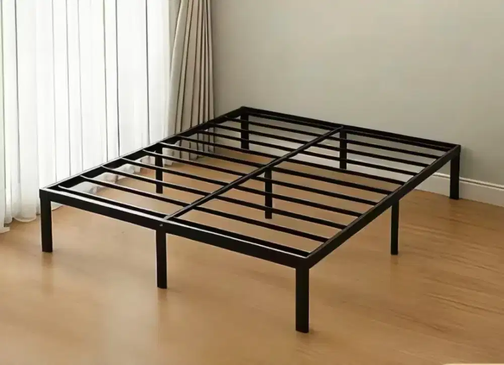 Tempat tidur rangka besi