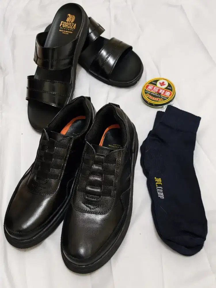 Sepatu dan sandal kulit warna hitam