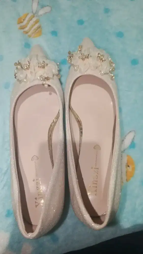 Sepatu hak tinggi wanita