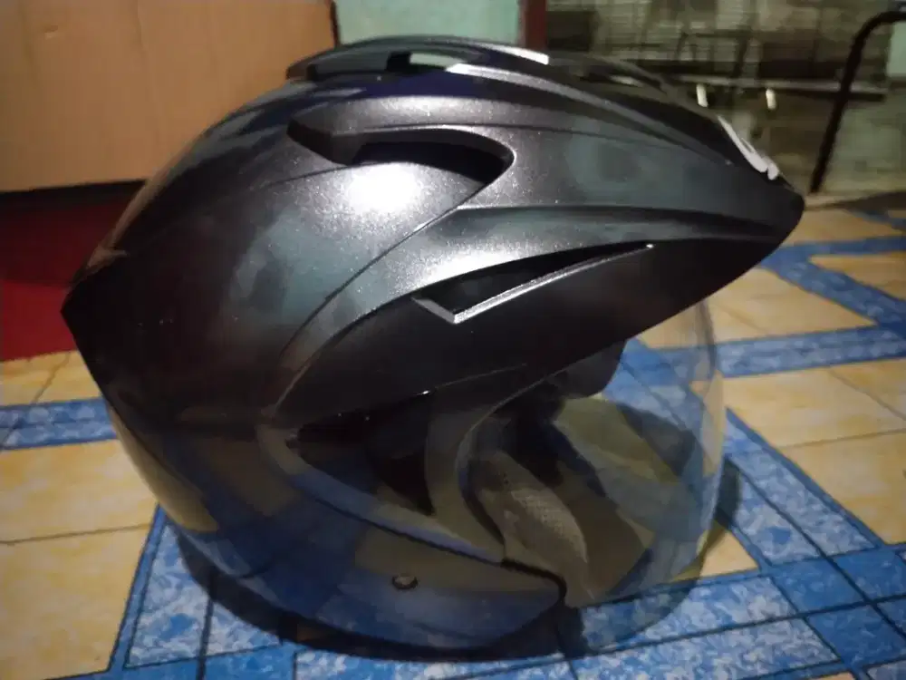 Helm merk HIU Abu-abu