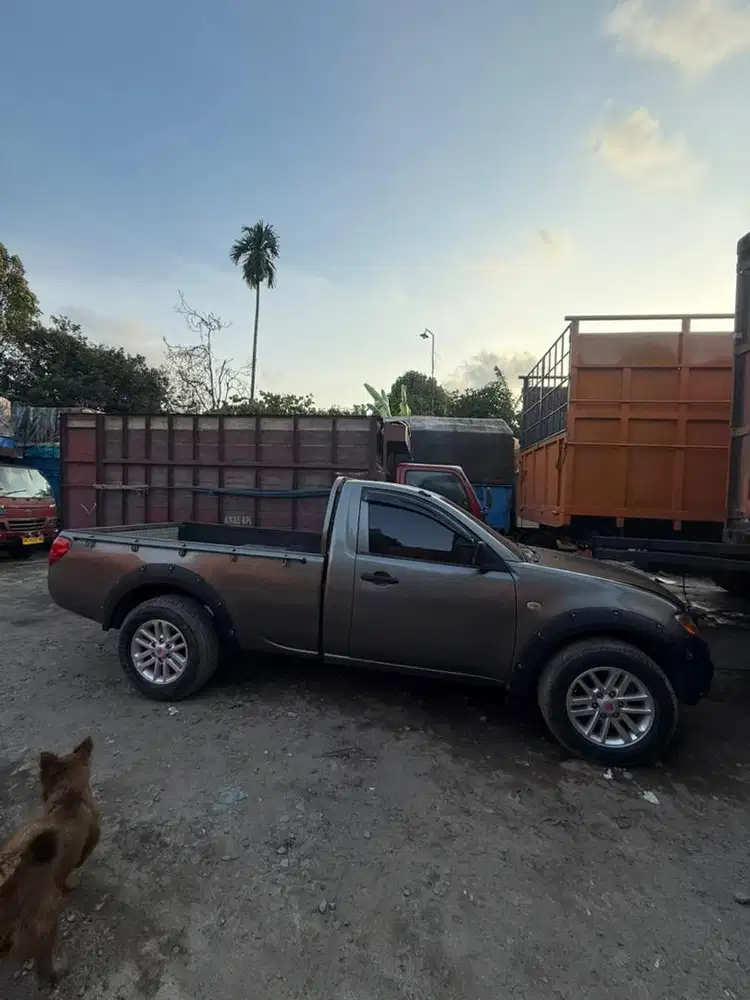 STRADA TRITON 4x2 SINGLE CABIN GLX M/T 2013