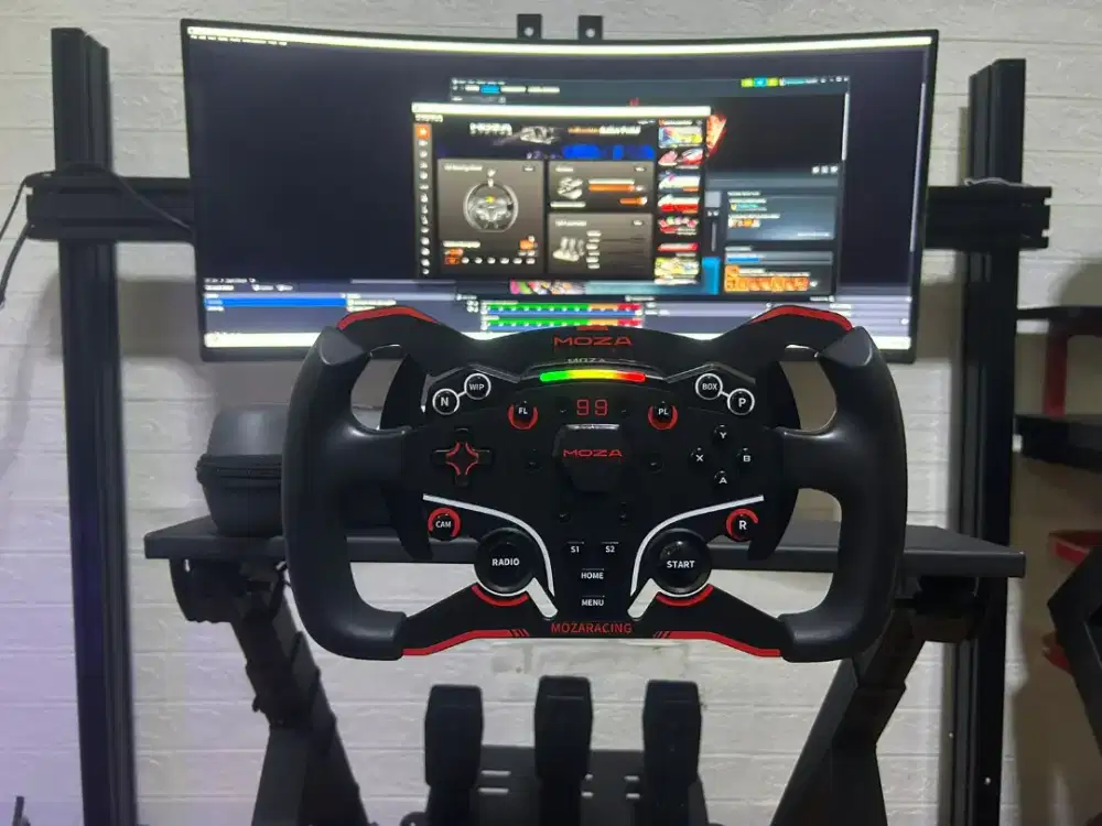 Racing simulator Moza R5 3 pedals