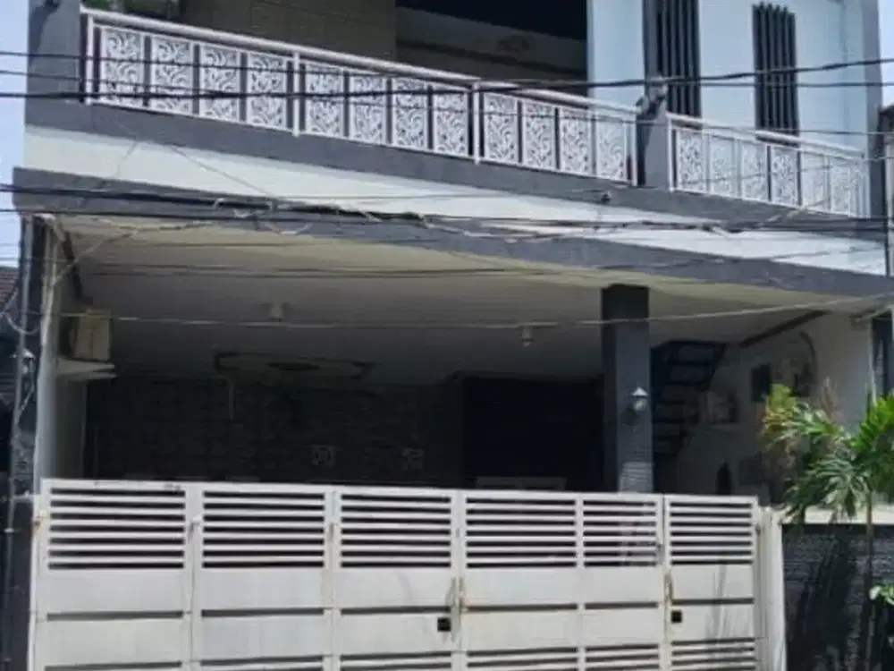 Rumah Besar Lingkungan Tenang Di Dukuh, Jakarta Timur