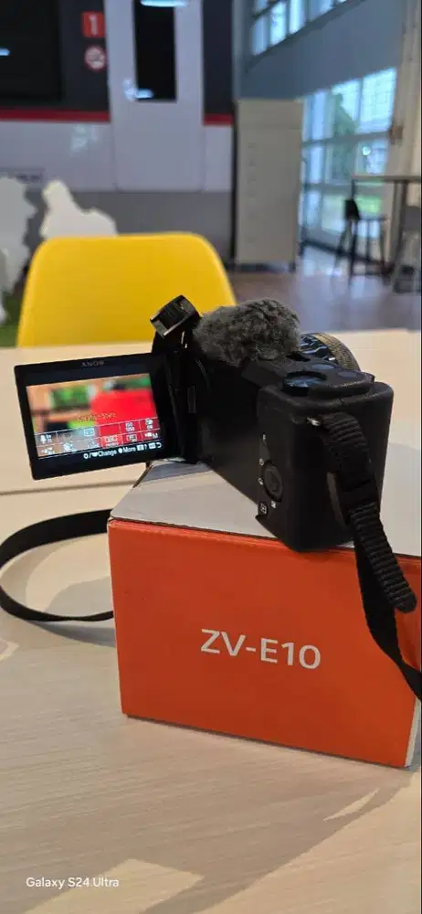 Kamera mirrorless Sony ZV-E10 + Body Kit Lensa (16-50mm)