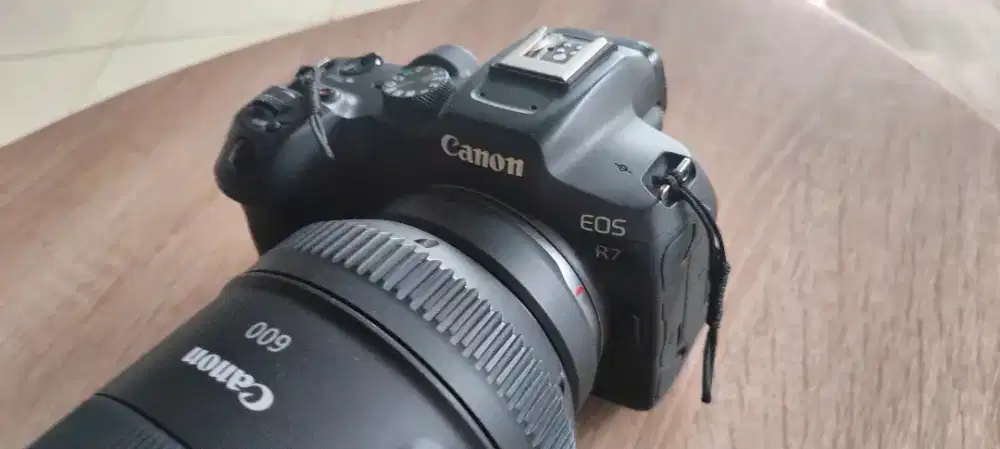 Canon EOS R7 plus Lensa RF 600 mm