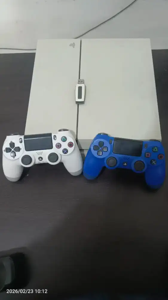 Di Jual PS4 Pro dan Super slim Golden