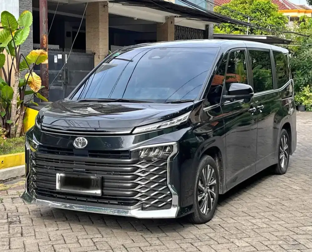 TOYOTA VOXY 2.0 AT 2023 HITAM LOW KM 14 RIBU ASLI