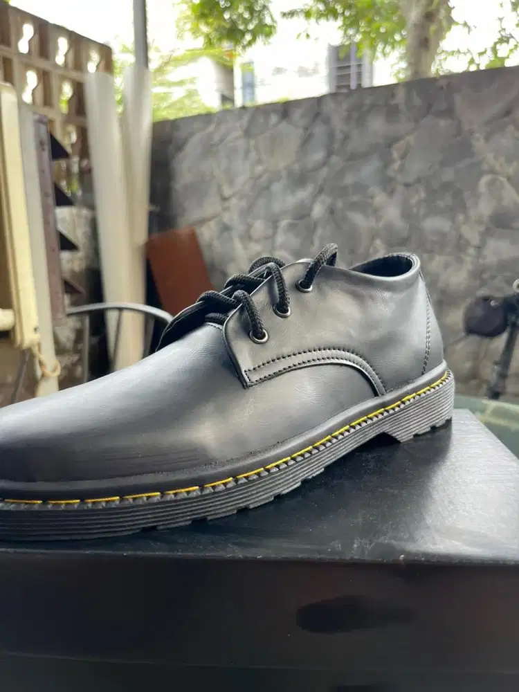 sepatu kulit docmart