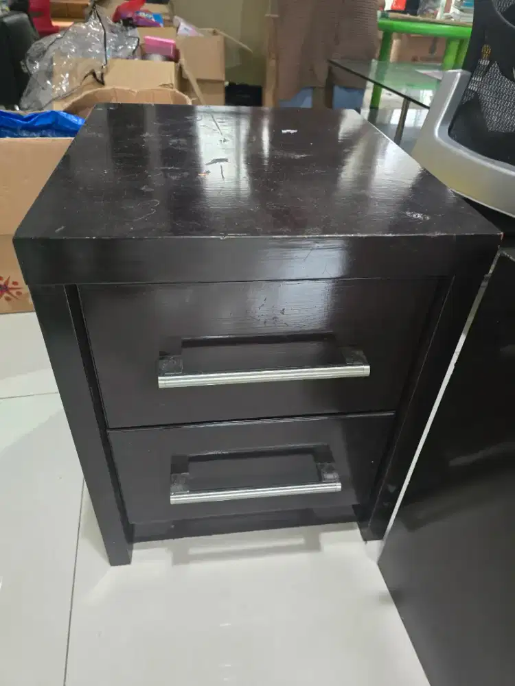 2 Meja nakas bahan kayu warna coklat