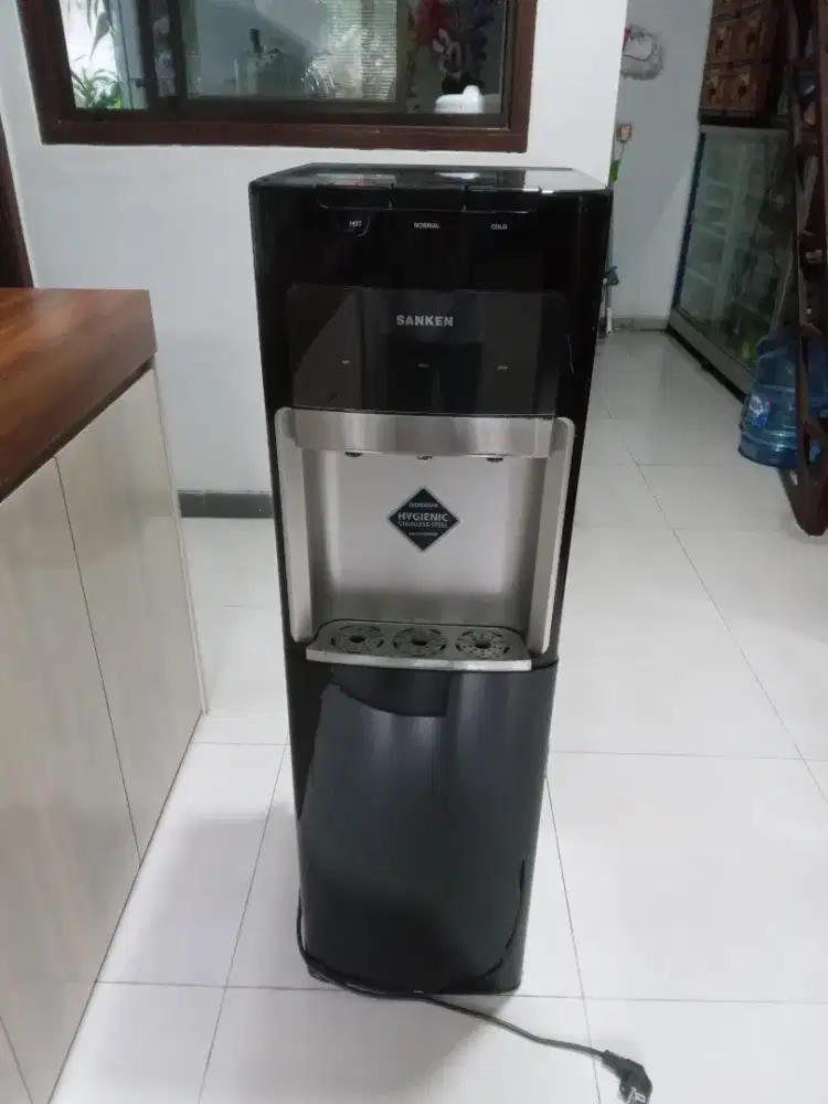 Dispenser galon bawah sanken