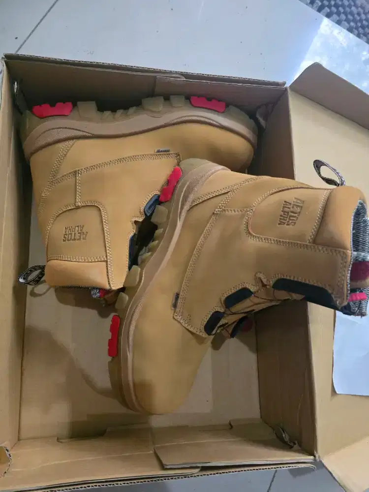 Sepatu safety AETOS