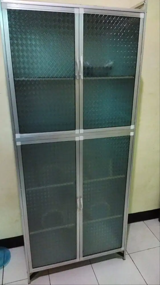 Lemari Kaca atau Rak Dapur
