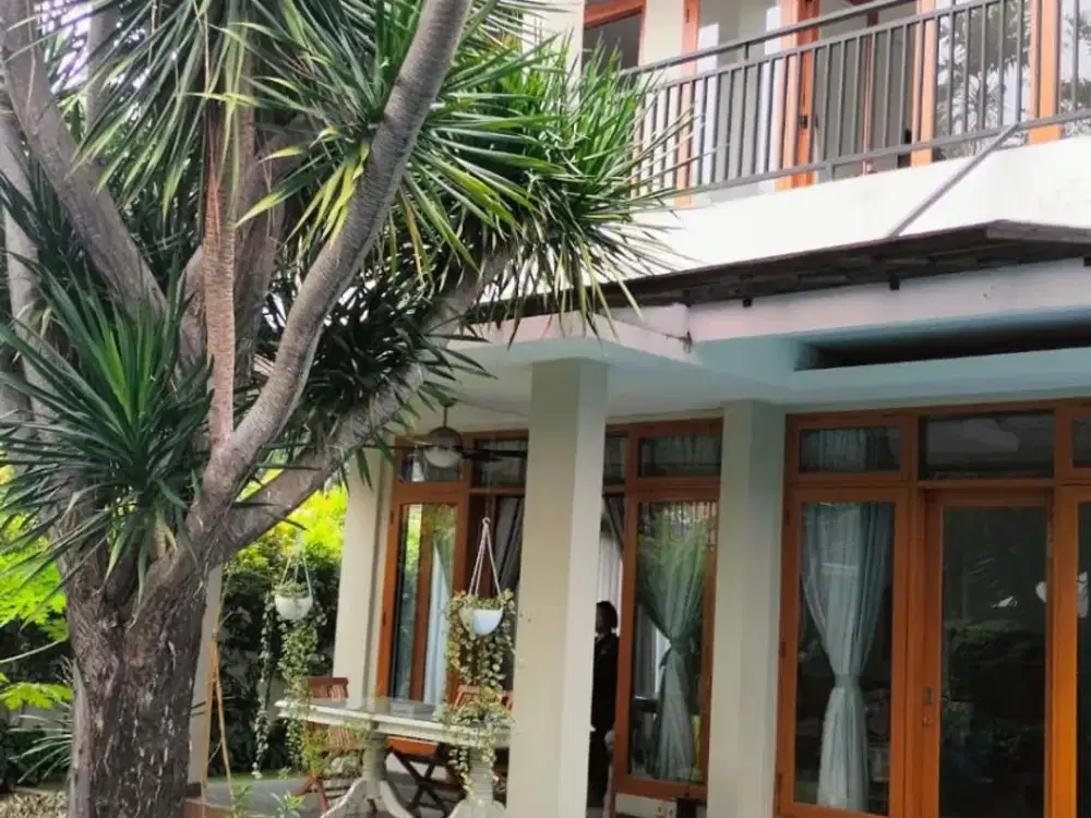 DISEWAKAN RUMAH LOKASI STRATEGIS SEMI FURNISHED DGN FASILITAS SWIMING POLL DI KEMANG SELATAN  JAKARTA SELATAN
