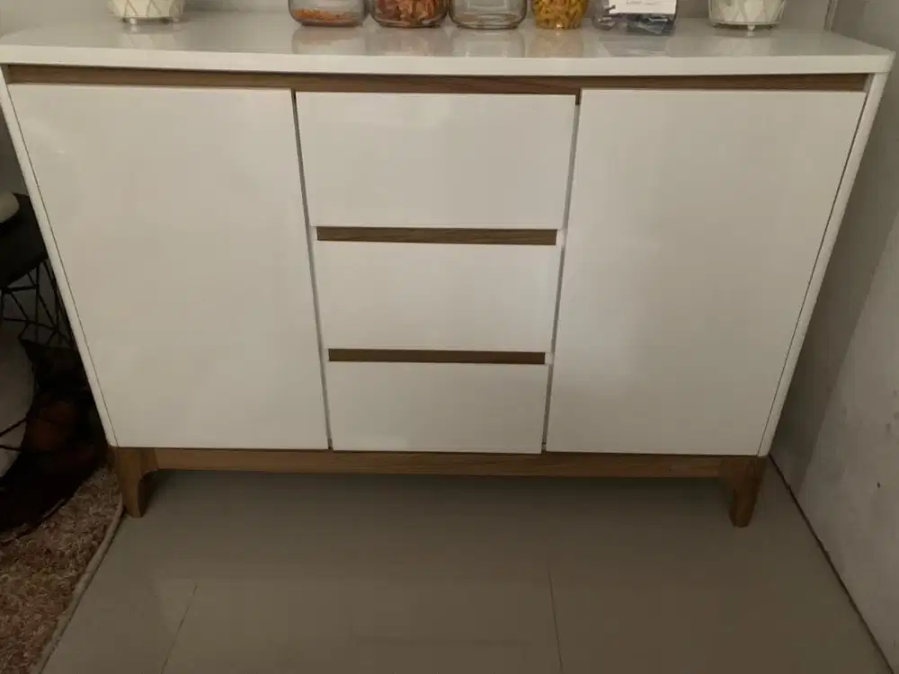 Lemari informa masih bagus