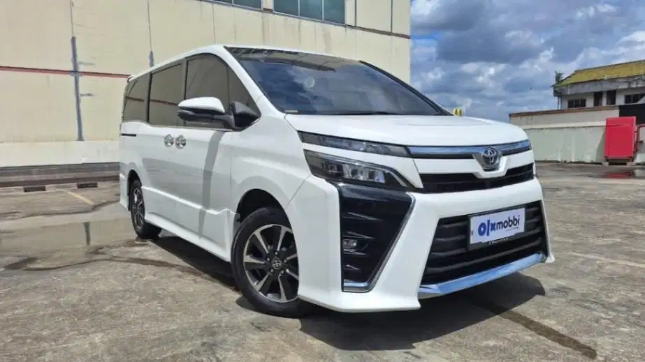 TERMURAH Toyota Voxy 2.0 Bensin-AT 2020 SRL B