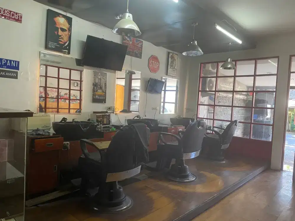 Rumah tempat usaha masih berjalan di lokasi strategis mainroad Antapani