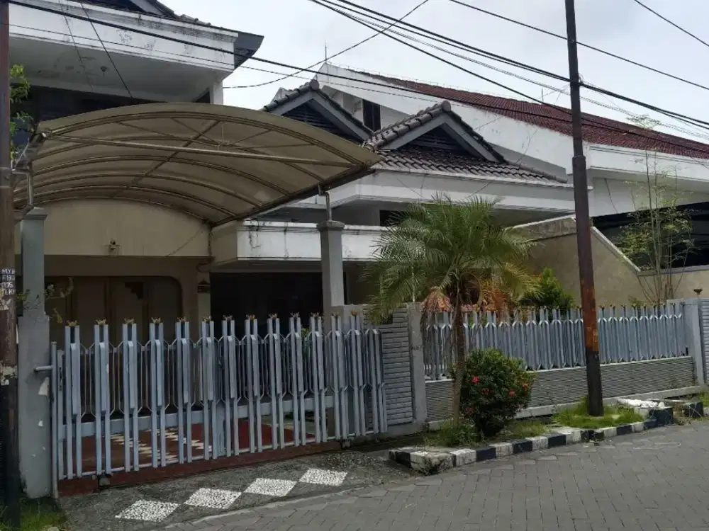Rumah Dharmahusada Indah STRATEGIS, SIAP HUNI, ADA KOLAM IKAN, ROW JALAN 3 MOBIL