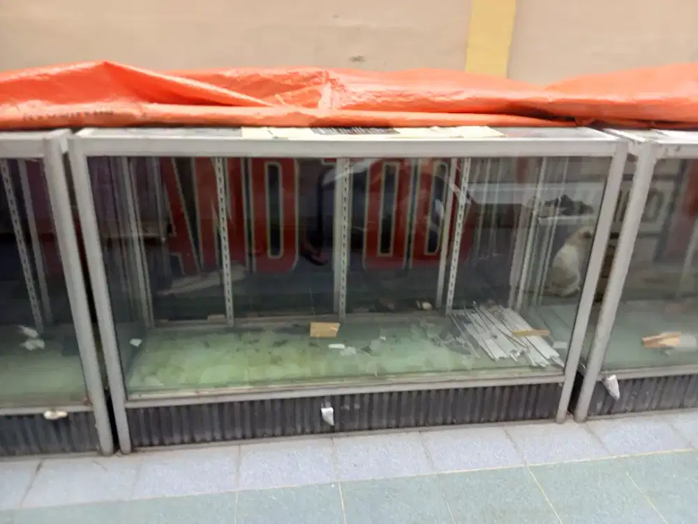 ETALASE BEKAS TOKO PAKAIAN