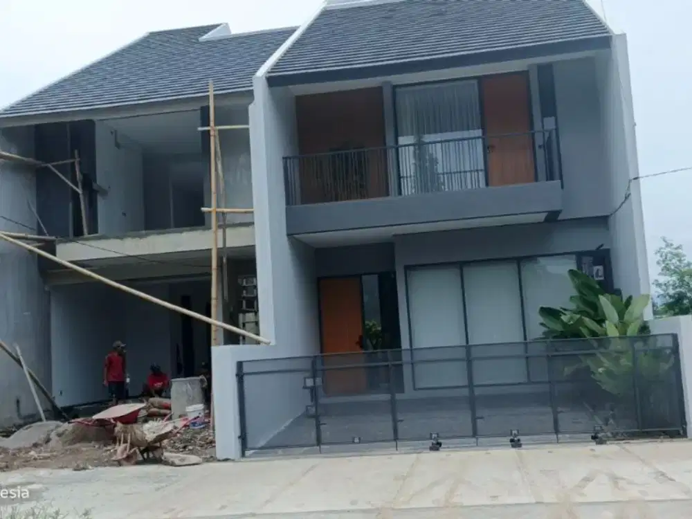 RUMAH MODERN DI PUSAT KOTA