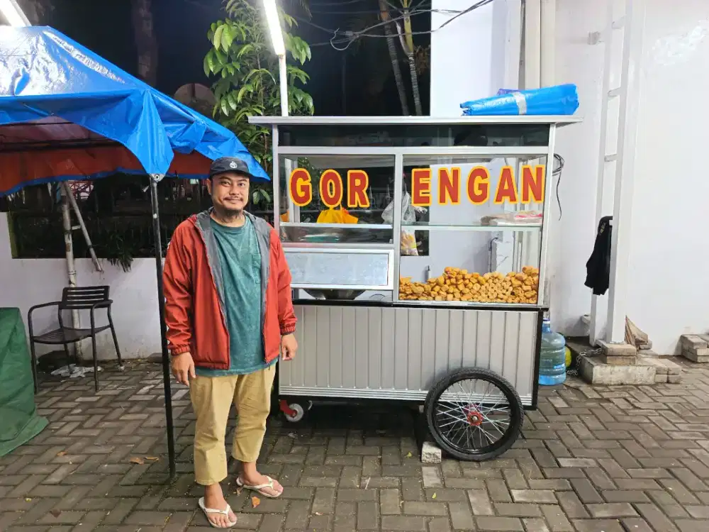 Dicar karyawani jaga dan masak gorengan
