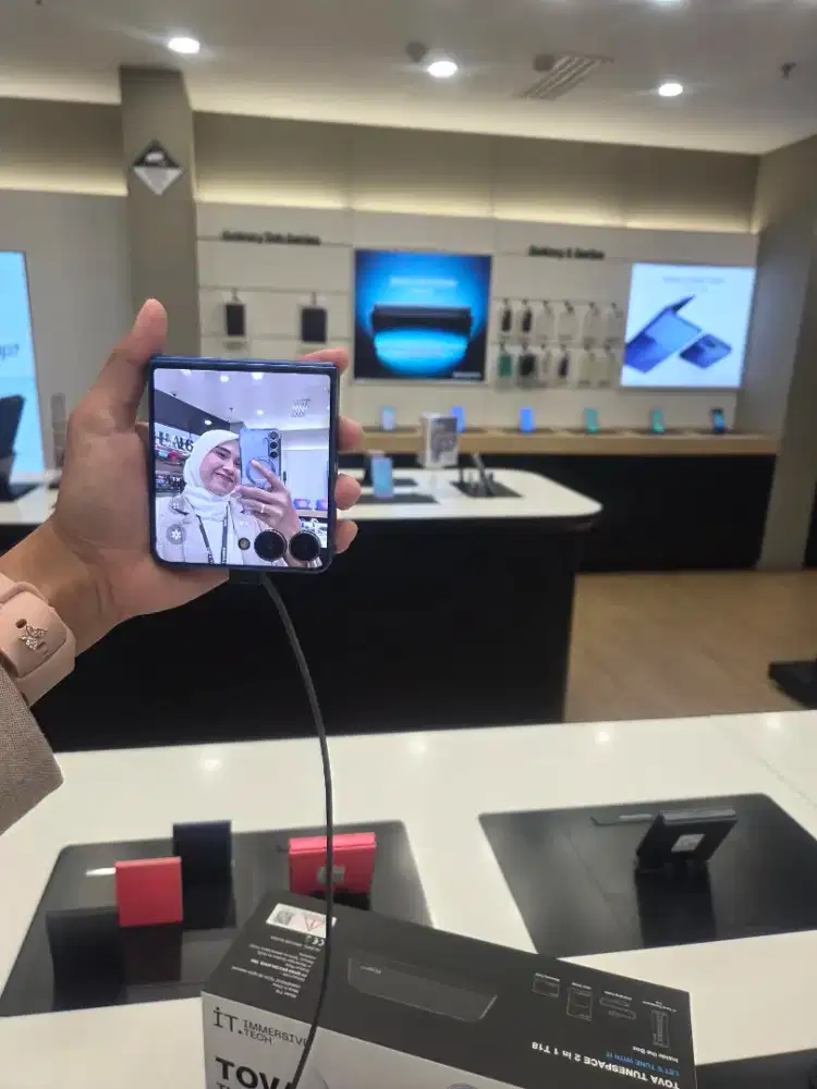 Samsung zflip7 cashback free speaker