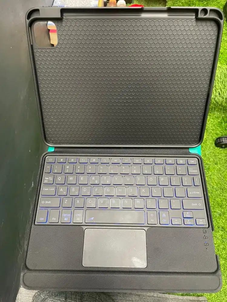 RGB Bluetooth Magnet keyboard Ipad/Pro 11 Inch
