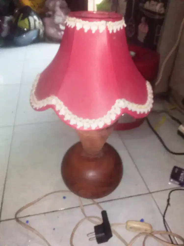 Lampu meja kayu