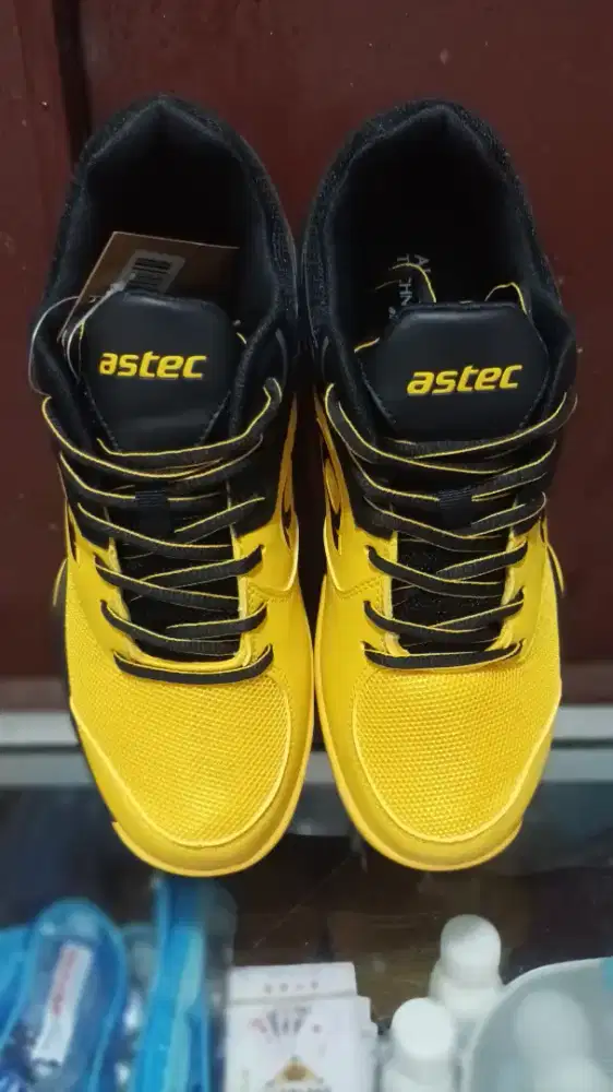 Di jual sepatu badminton original  ASTEC baru ga ada minus