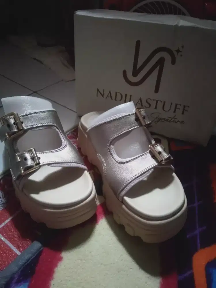 Nadilastuf , sendal