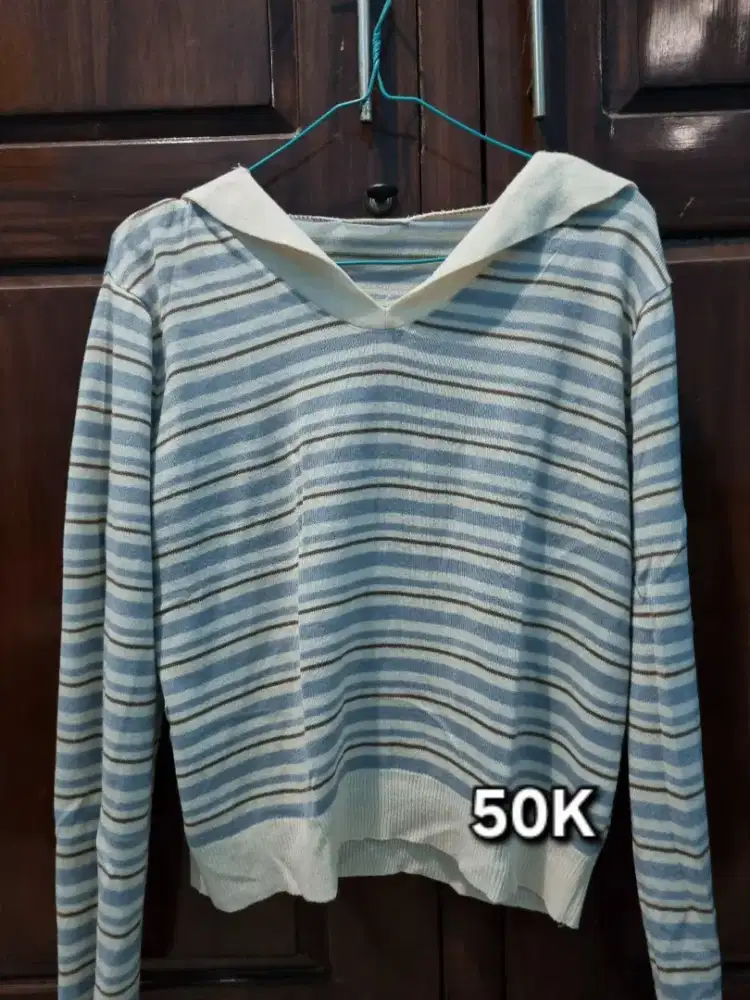 Baju atasan strip cardigan biru.