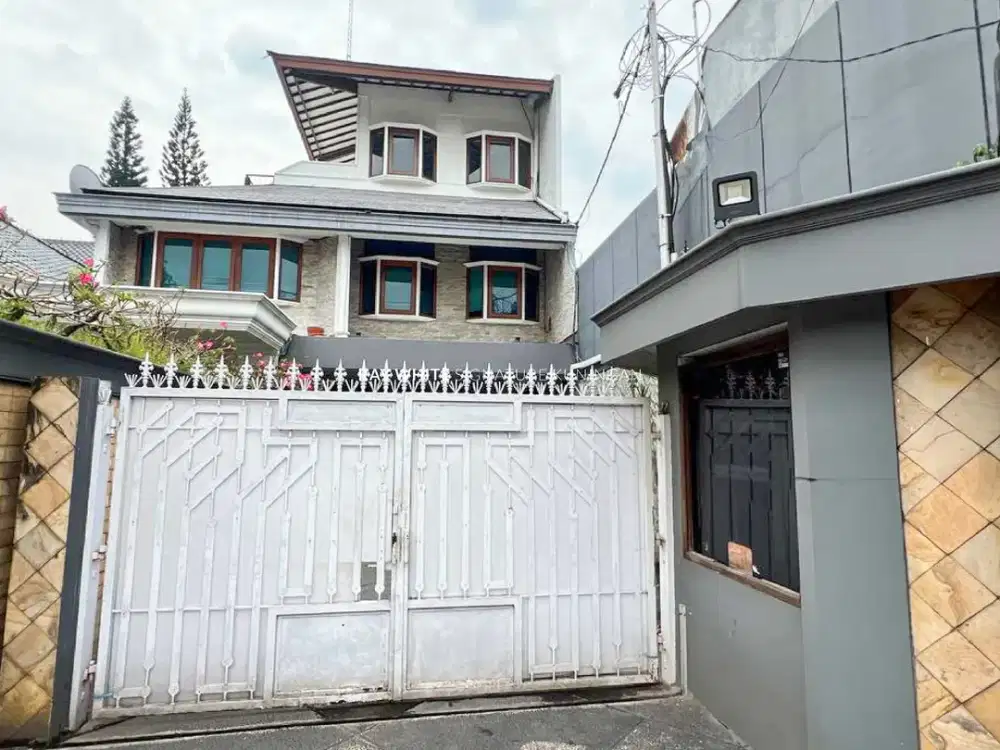 Sewa Rumah 3 Lantai Lokasi Prime di Jl Kemang 1
