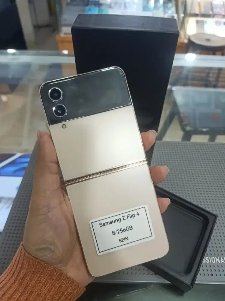 Second Samsung Galaxy Z Flip 4 8/256GB Ex Garansi Resmi Sein