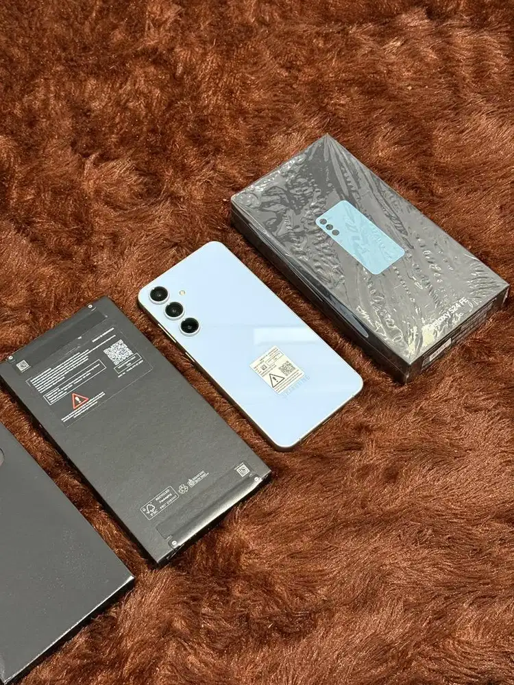 Samsung S24 FE 8/256GB Like New Resmi Garansi Juli 2026 - Blue